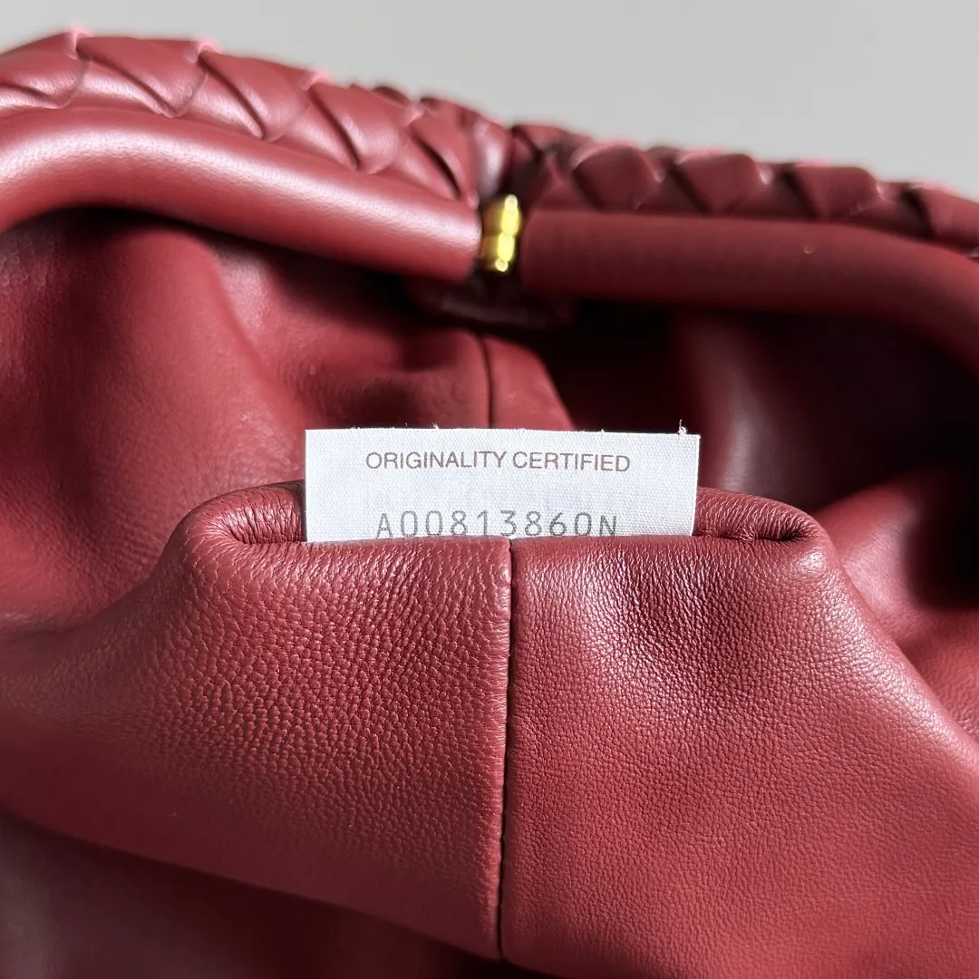 Batch 1880 BOTTEGA VENETA LAUREN 1980 small clutch bag is new! The small size that many people squat on is finally here. The self-adjustable zipper is a highlight of this bag. After being removed, it can be used as a handbag for important occasions. One bag unlocks two carrying methods at the same time. It is practical and has a unique sense of structure and beautiful lines. It is more elegant than a small cloud. It is a tribute to the classics and the pursuit of modernity. Style number: 804038 Size: 27*15*8cm